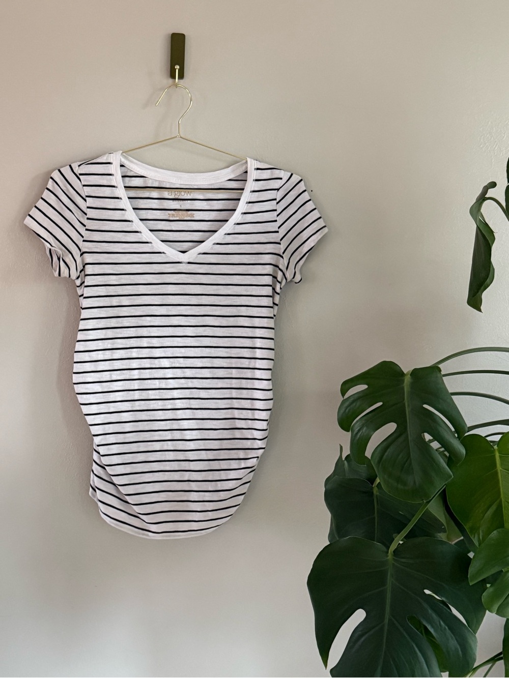 👶🏼Maternity Bundle 3/$20👶🏼 
Maternity Striped V-Neck Short Sleeve Tee